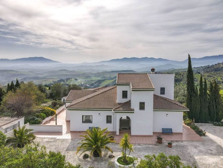 House | Resale in Casarabonela in Casarabonela, Costa del Sol - Photo 2