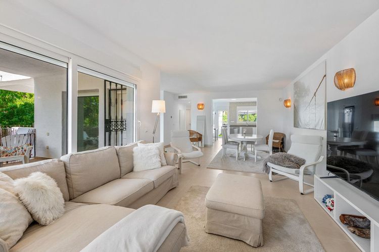 House | Resale in Marbella in Marbella Others, Costa del Sol - Photo 2