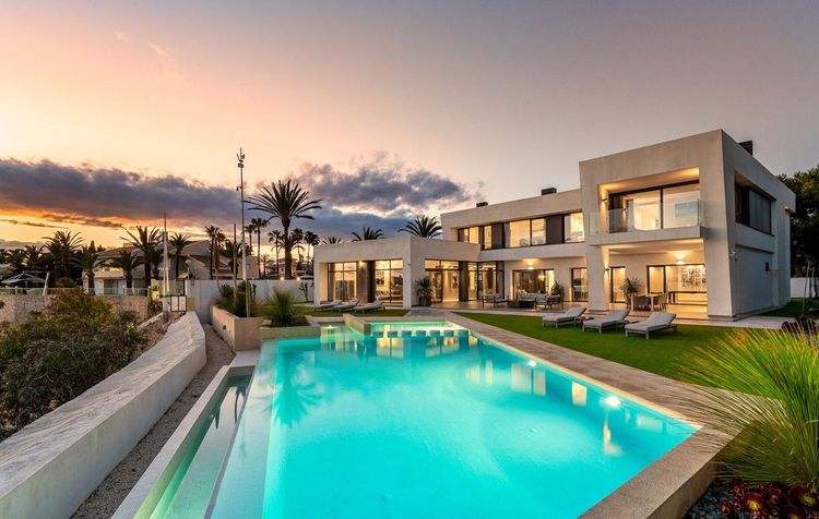 House | Resale in Cabo Roig in Cabo Roig, Costa Blanca - Photo 4