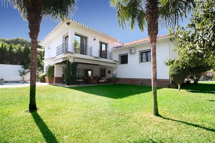 House | Resale in Los Monteros - Property photo 1