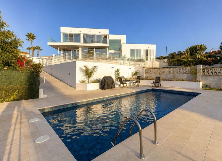 House | Resale in Estepona in Estepona, Costa del Sol - Photo 2