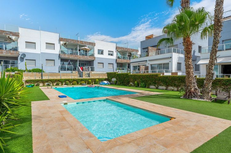 House | Resale in Punta Prima in Punta Prima, Costa Blanca - Photo 4