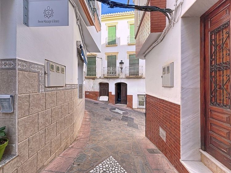 House | Resale in Cómpeta in Cómpeta, Costa del Sol - Photo 2