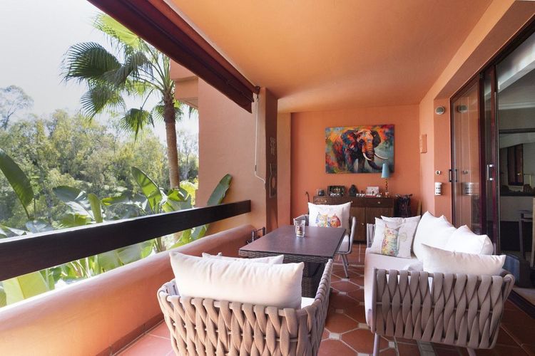 Apartment | Resale in Los Almendros in Los Almendros, Costa del Sol - Photo 4