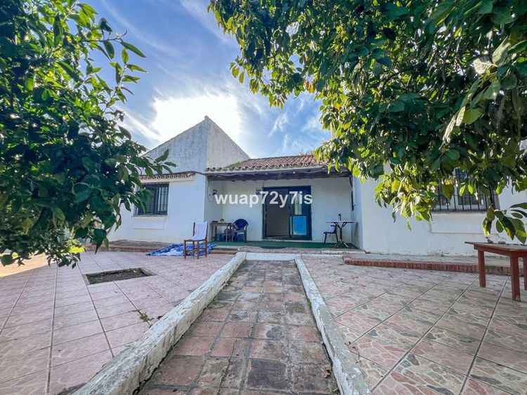 House | Resale in Estepona in Estepona, Costa del Sol - Photo 3