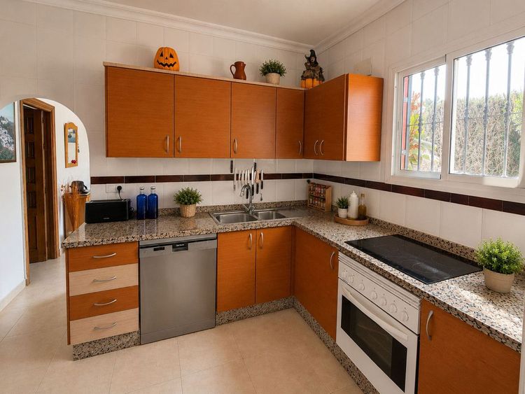 House | Resale in Manilva in Manilva Others, Costa del Sol - Photo 4