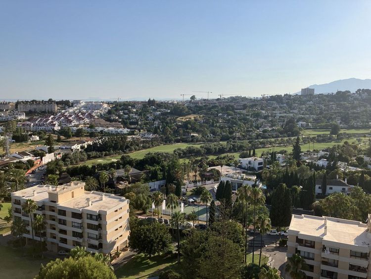 Apartment | Resale in Aloha in Aloha, Costa del Sol - Photo 2