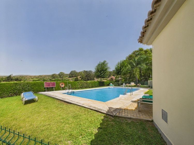 House | Resale in La Duquesa in La Duquesa, Costa del Sol - Photo 5