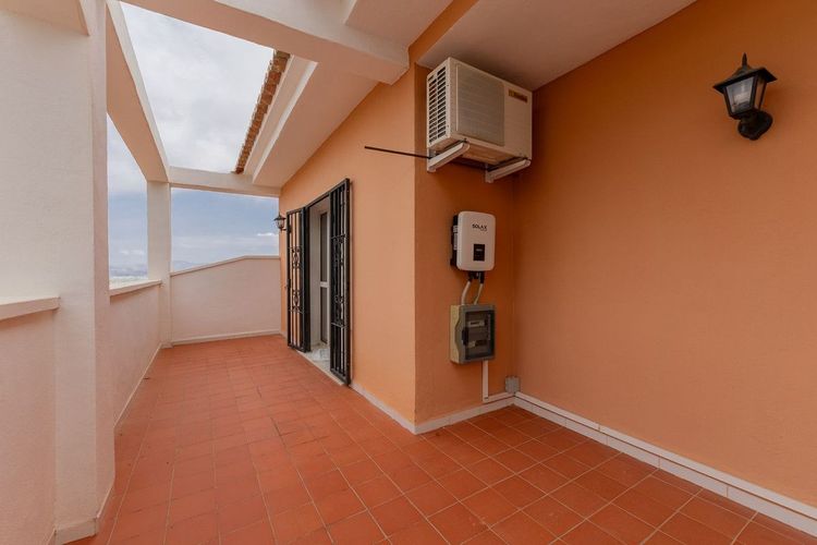 House | Resale in Alhaurín de la Torre in Alhaurín de la Torre, Costa del Sol - Photo 5