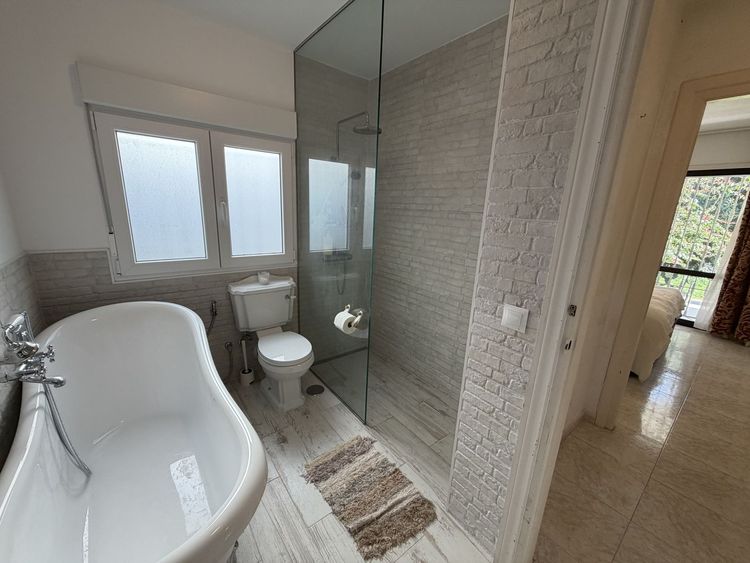 House | Resale in Calahonda in Calahonda, Costa del Sol - Photo 2