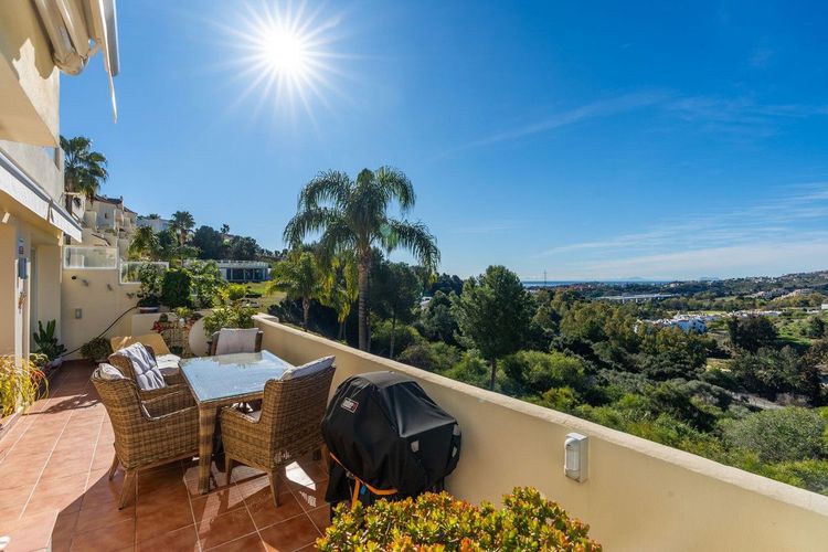 Apartment | Resale in Los Arqueros in Los Arqueros, Costa del Sol - Photo 2
