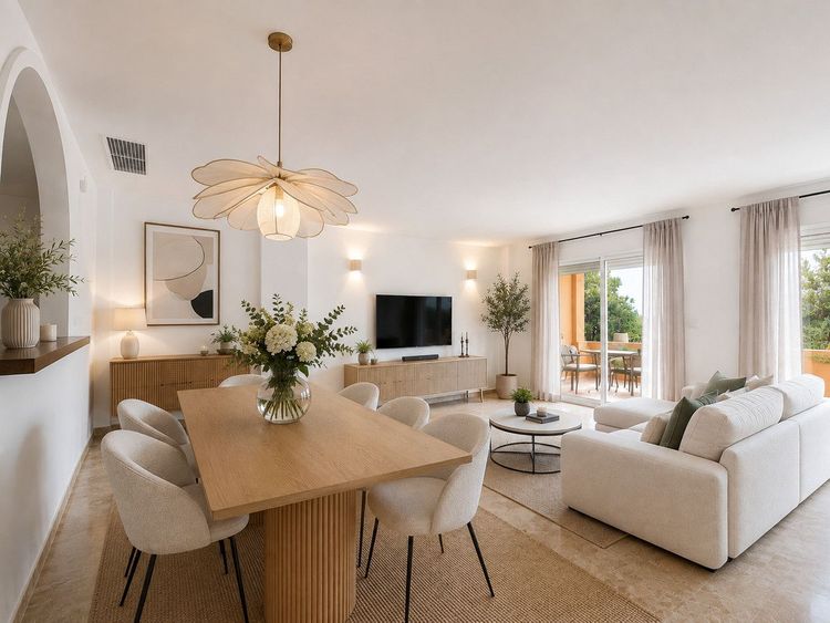 House | Resale in Estepona in Estepona, Costa del Sol - Photo 5