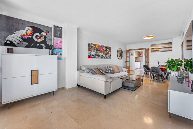 Apartment | Resale in Elviria in Elviria, Costa del Sol - Photo 2