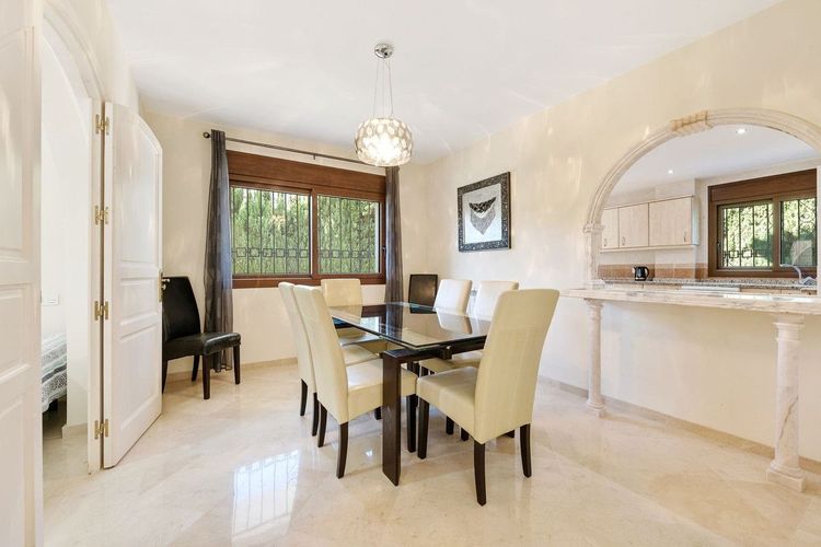 House | Resale in Atalaya in Atalaya, Costa del Sol - Photo 4