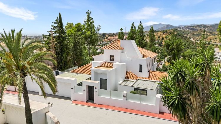 House | Resale in Nueva Andalucía in Nueva Andalucía Others, Costa del Sol - Photo 3