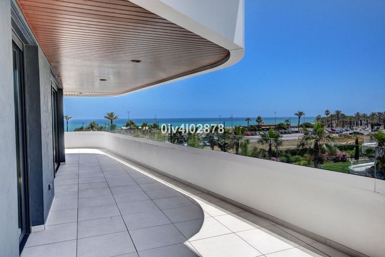 Apartment | Resale in Los Alamos in Los Alamos, Playamar, Costa del Sol - Photo 5