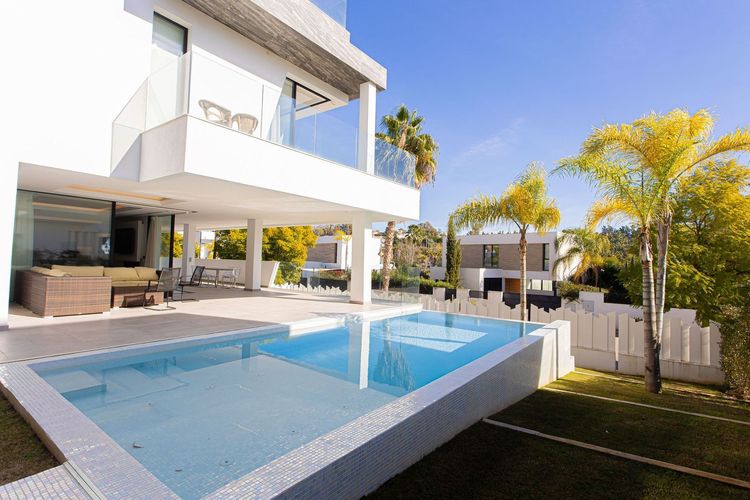 House | Resale in Marbella in Estepona, Costa del Sol - Photo 2