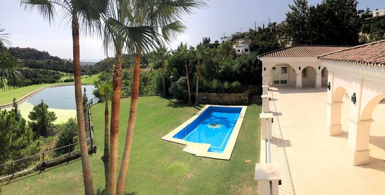 House | Resale in Los Arqueros in Los Arqueros, Costa del Sol - Photo 2