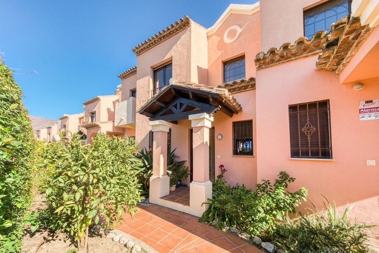 House | Resale in Estepona in Estepona, Costa del Sol - Photo 2