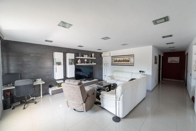 listing card gallery