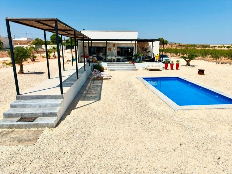House | Resale in Pinoso in Pinoso, Costa Blanca - Photo 4