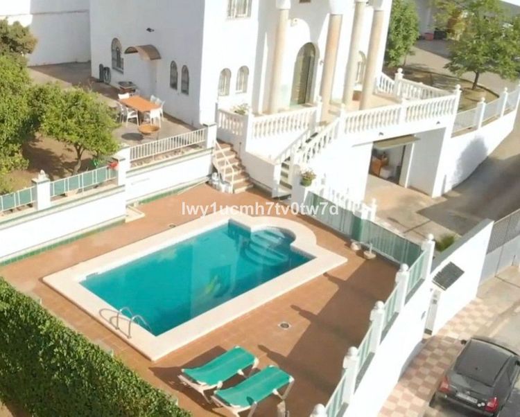 House | Resale in Puerto de la Torre in Puerto de la Torre, Costa del Sol - Photo 2