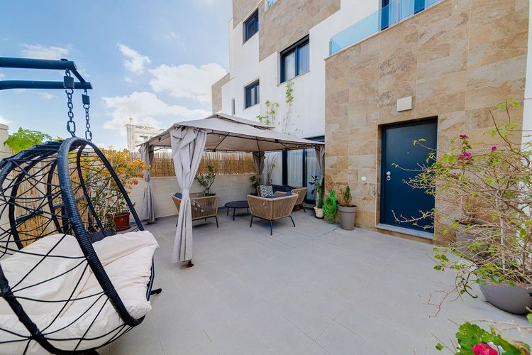 House | Resale in Villamartin in Villamartin, Costa Blanca - Photo 3