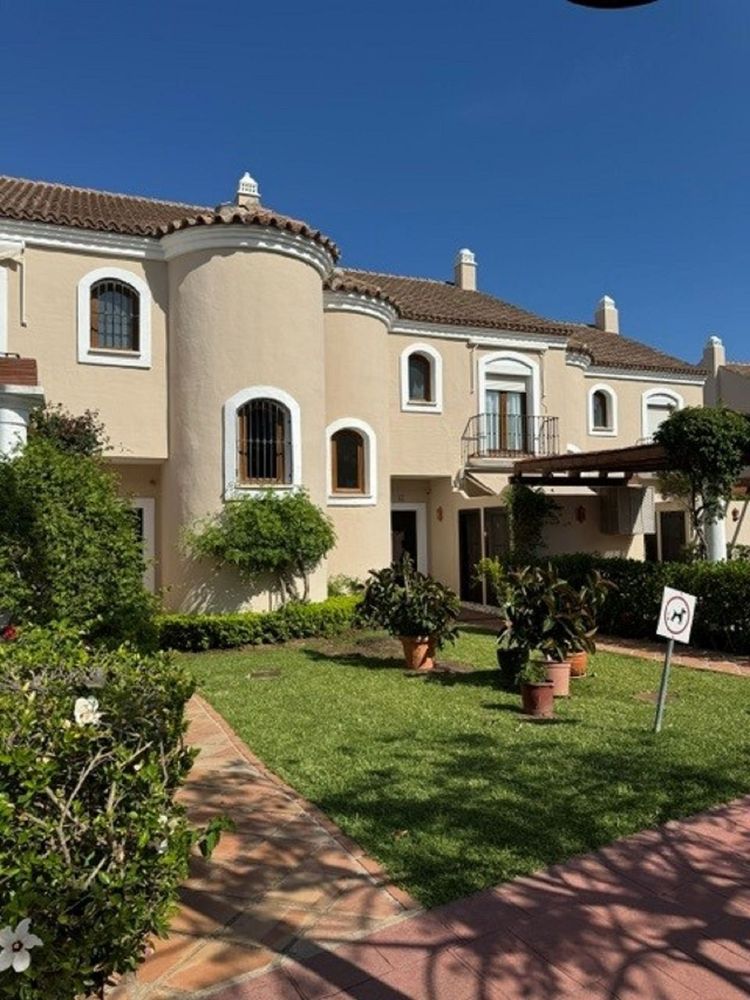 House | Resale in El Paraiso in El Paraiso, Costa del Sol - Main property photo