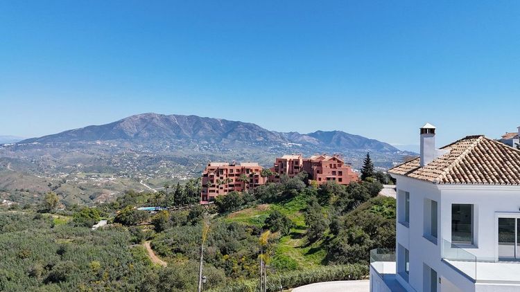 House | Resale in La Mairena in La Mairena, Costa del Sol - Photo 5