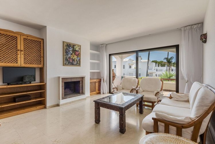Apartment | Resale in Estepona in Estepona, Costa del Sol - Photo 4