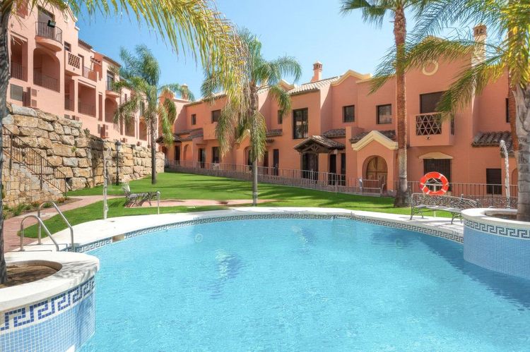 House | Resale in Estepona in Estepona, Costa del Sol - Photo 5