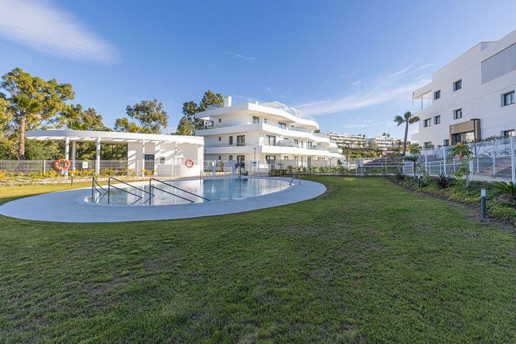 Apartment | Resale in Estepona in Estepona, Costa del Sol - Photo 4