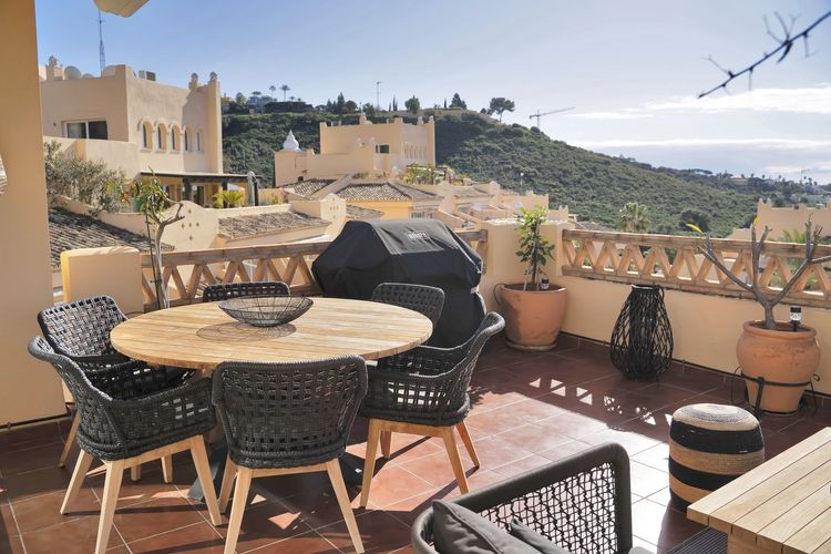 Apartment | Resale in Elviria in Elviria, Costa del Sol - Photo 2