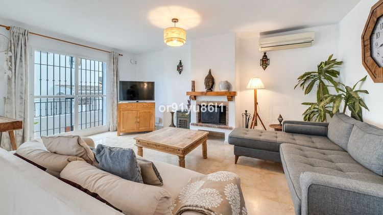 House | Resale in Costabella in Costabella, Costa del Sol - Photo 5