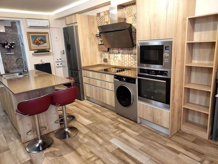Apartment | Resale in La Carihuela in La Carihuela, Costa del Sol - Photo 2