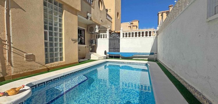 House | Resale in Villamartin in Villamartin, Costa Blanca - Photo 2
