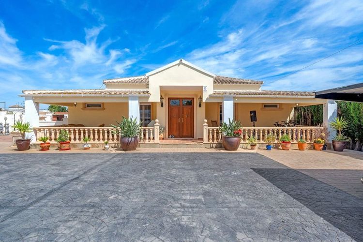 House | Resale in Heredades in Heredades, Costa Blanca - Photo 2