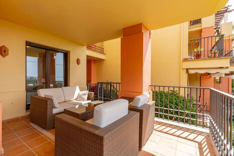 Apartment | Resale in Los Arqueros in Los Arqueros, Costa del Sol - Photo 3