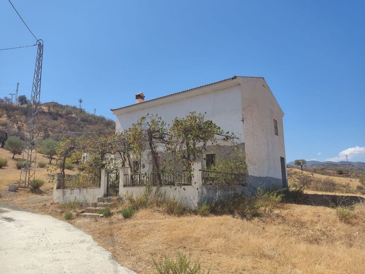 House | Resale in Guaro in Guaro, Costa del Sol - Photo 2