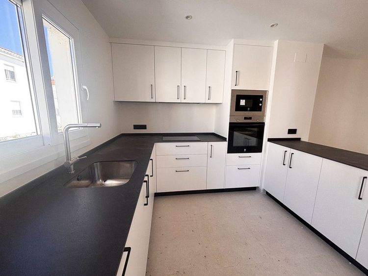 Apartment | Resale in Estepona in Estepona, Costa del Sol - Photo 2