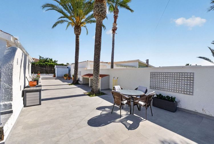 House | Resale in Torrevieja in Torrevieja, Costa Blanca - Photo 4