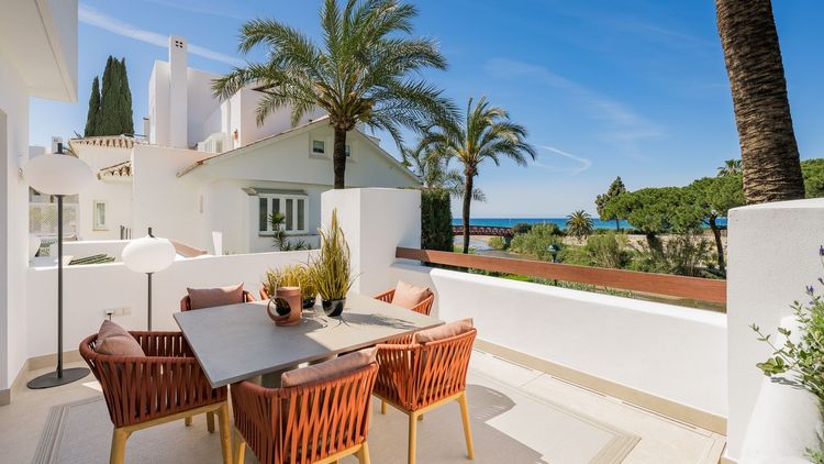 Apartment | Resale in Los Monteros in Los Monteros, Costa del Sol - Photo 2