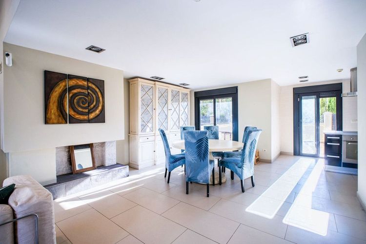 House | Resale in Estepona in Estepona, Costa del Sol - Photo 5