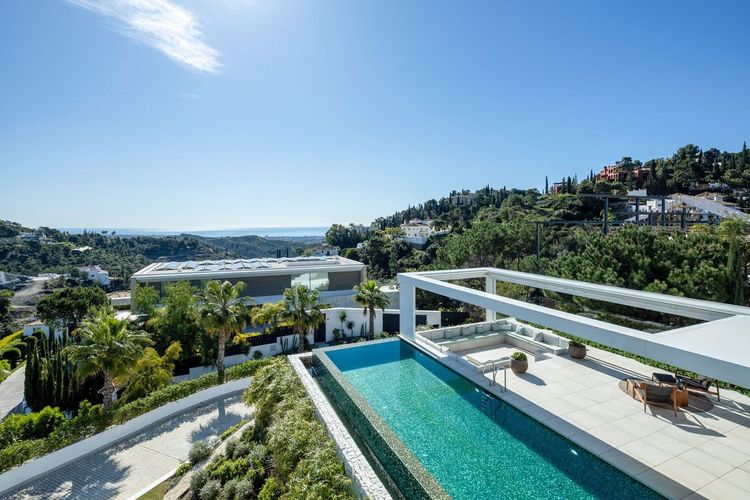 House | Resale in El Madroñal in El Madroñal, Costa del Sol - Photo 5