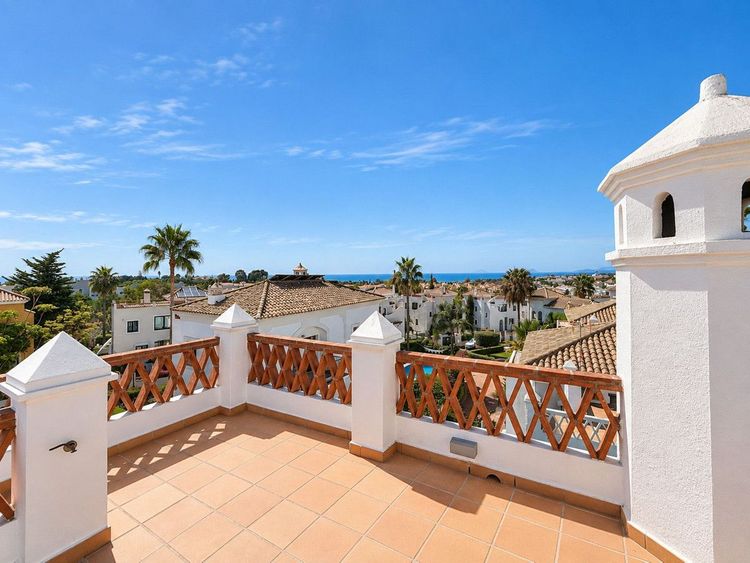 House | Resale in Selwo in Selwo, Selwo - La Concha-Resina Golf, Costa del Sol - Photo 4