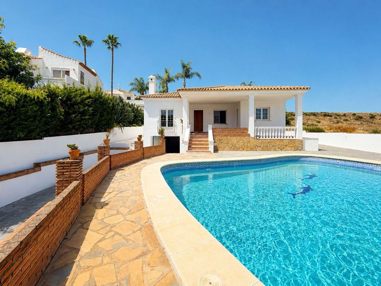 House | Resale in Estepona in Estepona, Costa del Sol - Photo 2