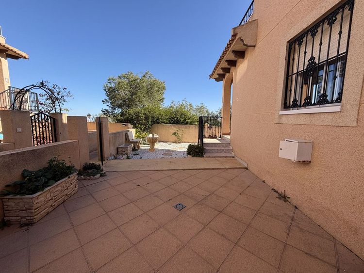 House | Resale in Orihuela Costa in Orihuela Costa, Costa Blanca - Photo 4