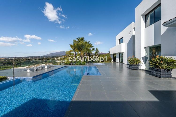 House | Resale in Benahavís in Benahavís Others, Costa del Sol - Photo 3