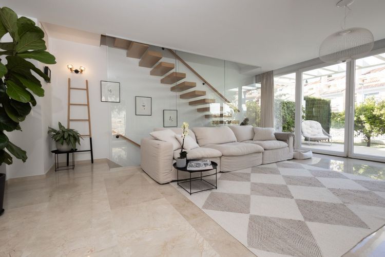 House | Resale in Calahonda in Calahonda, Costa del Sol - Photo 4