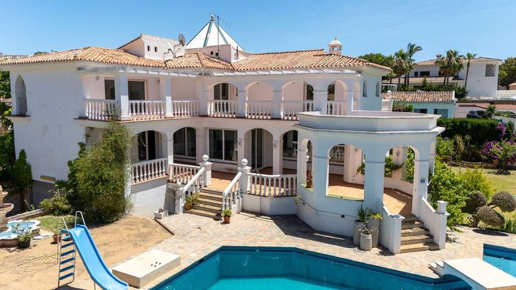 House | Resale in Torrequebrada in Torrequebrada, Costa del Sol - Photo 2